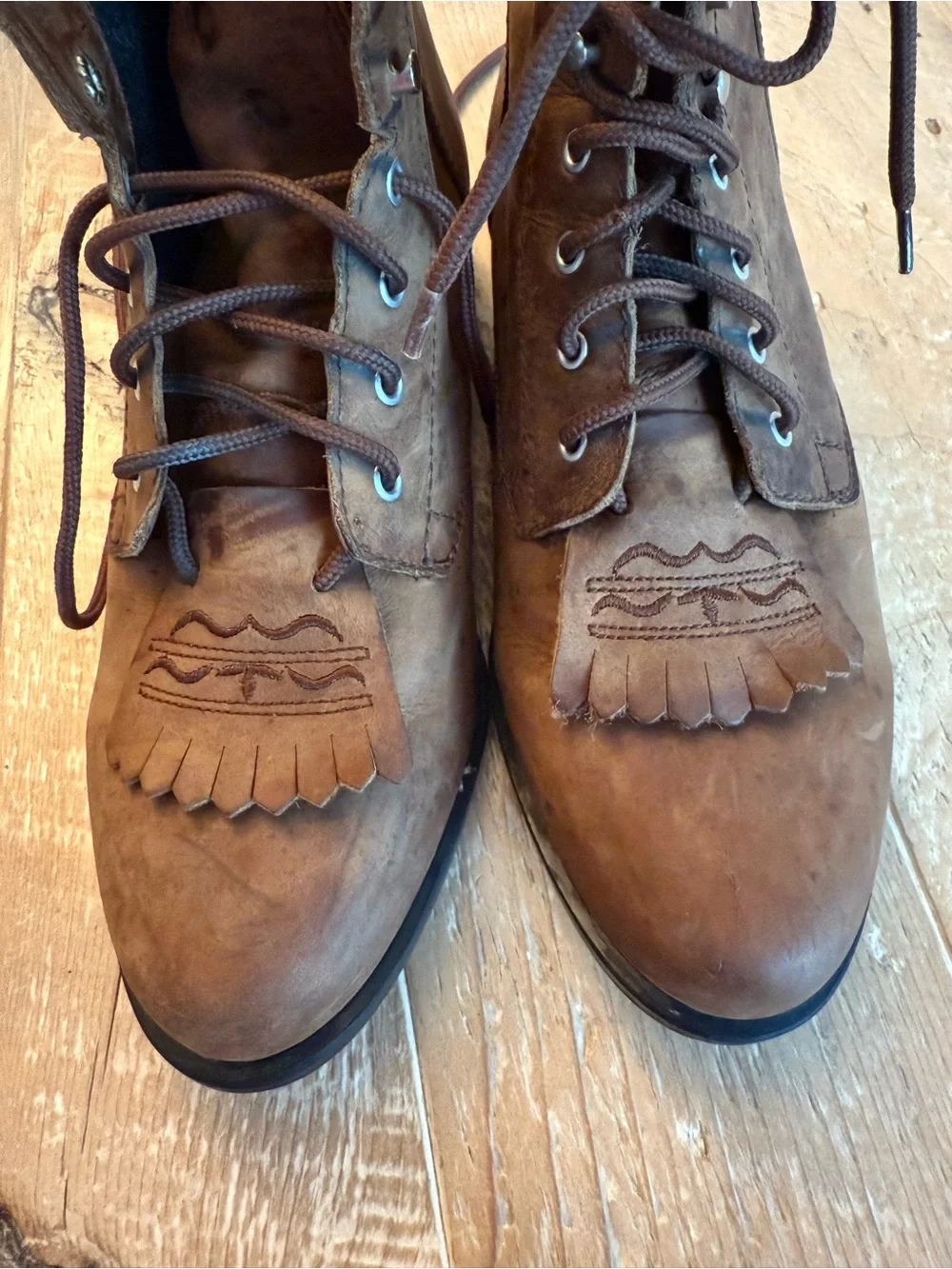 Ariat Women's Heritage Lacer Boots in a distressed brown leather colorway. 7